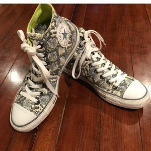 Converse hightops. Women’s 9.5. Men’s 7.5